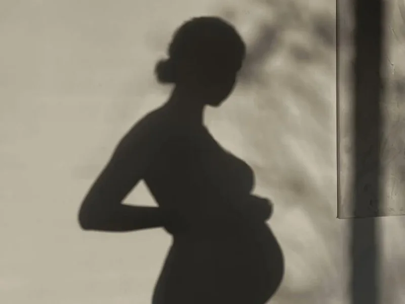 Silueta de embarazada a contraluz: día de spa para futuras mamás en Belgrano