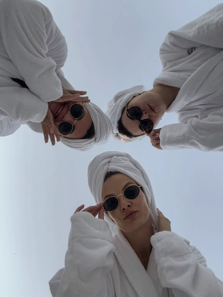 Despedida de soltera en spa: tres amigas en bata disfrutando un día de spa con amigas en Spa Belgrano, Buenos Aires