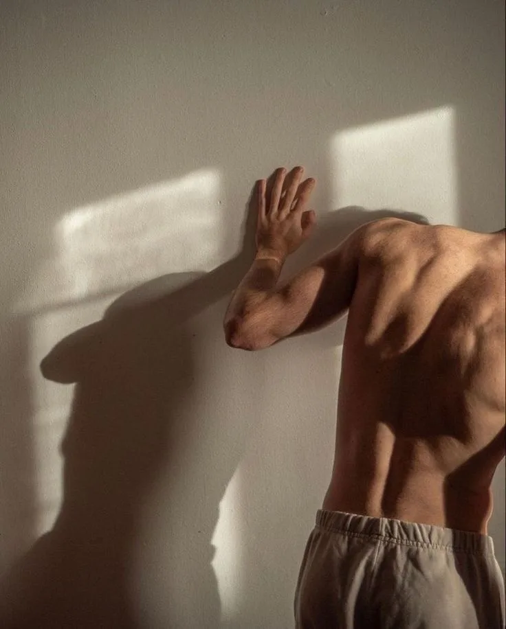 Espalda masculina iluminada por luz natural — descanso y bienestar para Día del Padre en Spa Belgrano