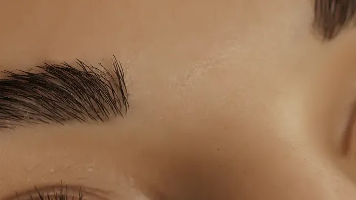 Perfilado de cejas y mirada definida en Spa Belgrano, Belgrano