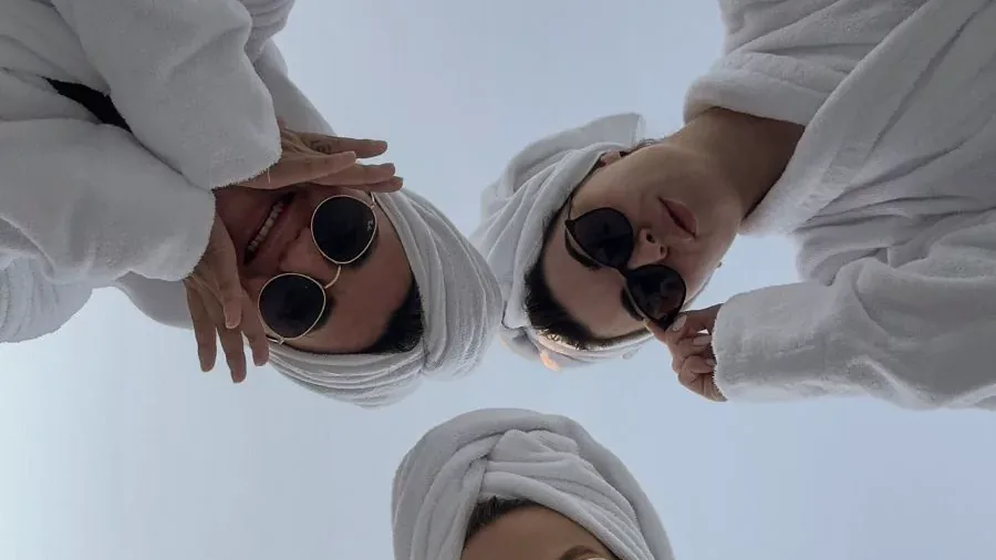 Despedida de soltera en spa: tres amigas en bata disfrutando un día de spa con amigas en Spa Belgrano, Buenos Aires