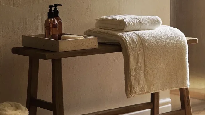 Vitrina de productos premium con iluminación cálida en Spa Belgrano