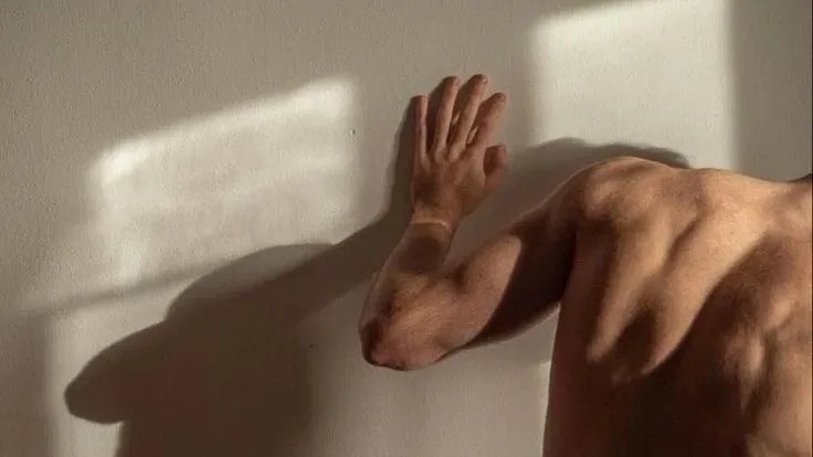 Espalda masculina iluminada por luz natural — descanso y bienestar para Día del Padre en Spa Belgrano