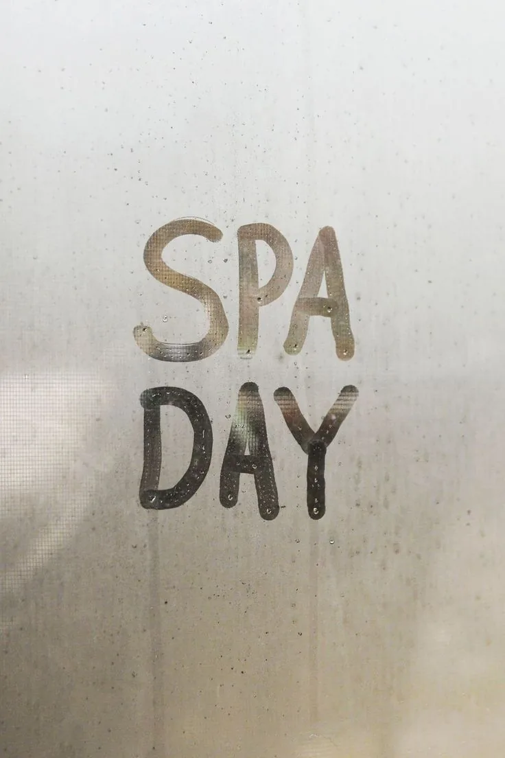 Mensaje Spa Day escrito sobre el vidrio empañado de la cabina de Spa Belgrano