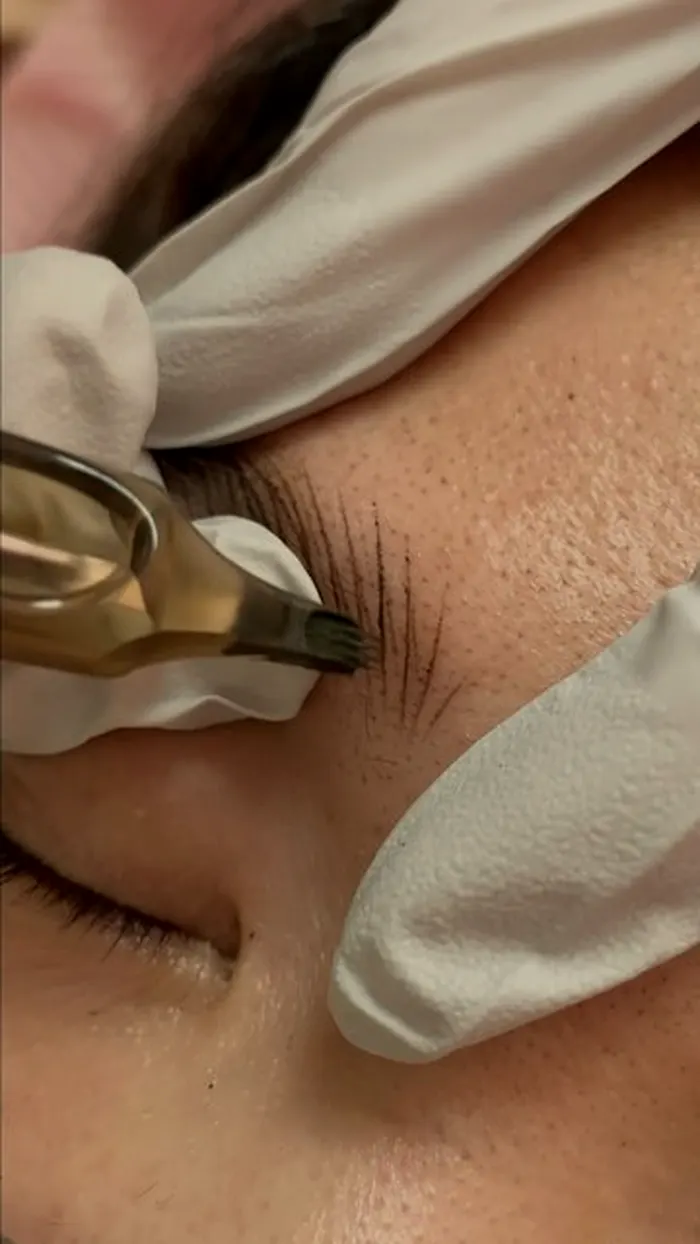 Micropigmentación de cejas con dermógrafo en Spa Belgrano