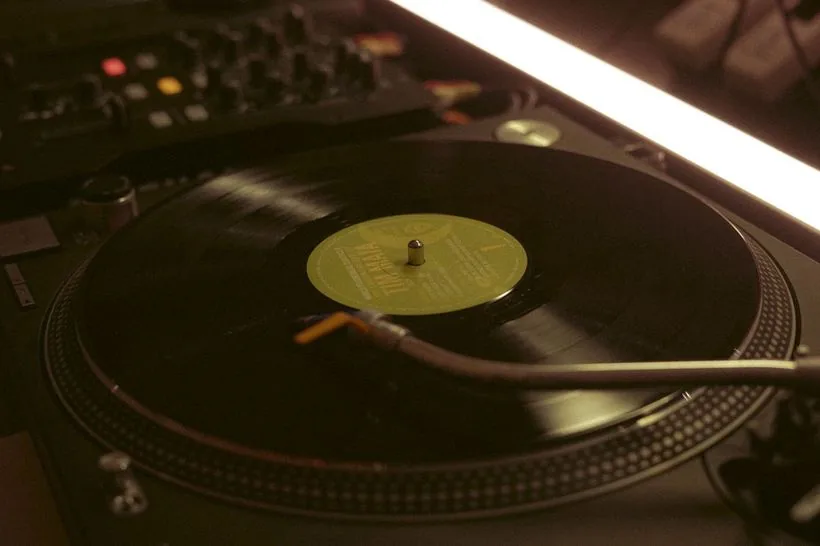 Tornamesa con vinilo en Sāntal