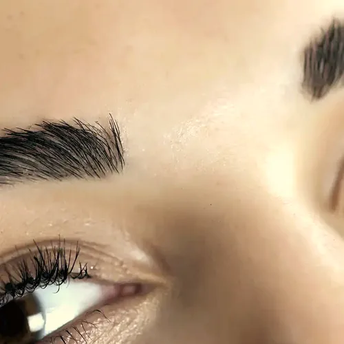 Diseño de cejas y tintura de pestañas con 30% OFF en el Especial Día del Amigo de Spa Belgrano