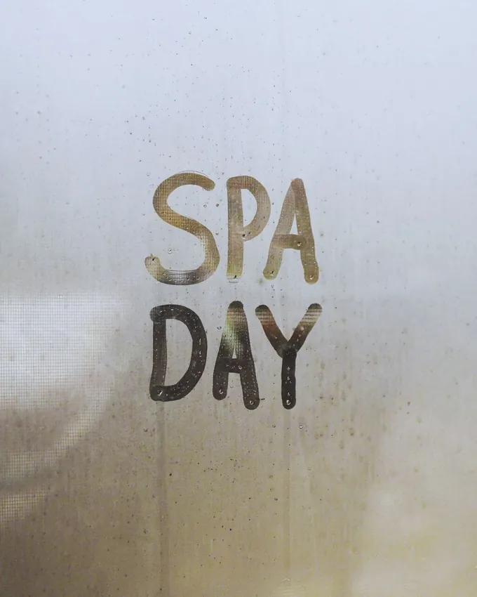 Día de spa escrito en el vidrio empañado
