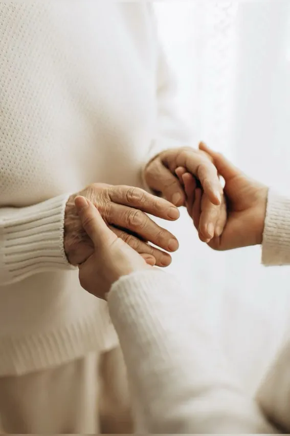Manos de madre e hija tomadas con afecto