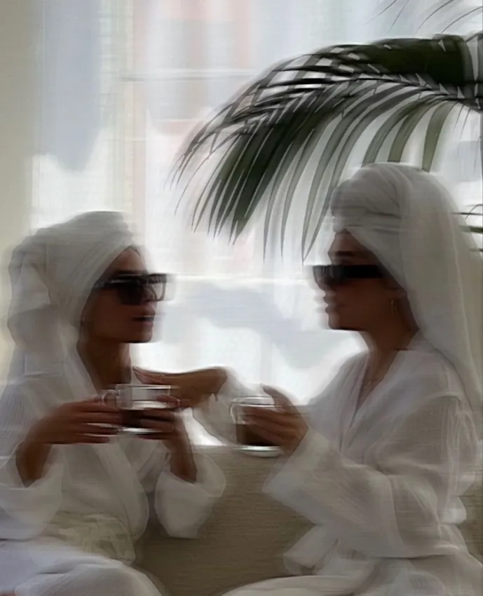 Dos personas disfrutando un día de spa