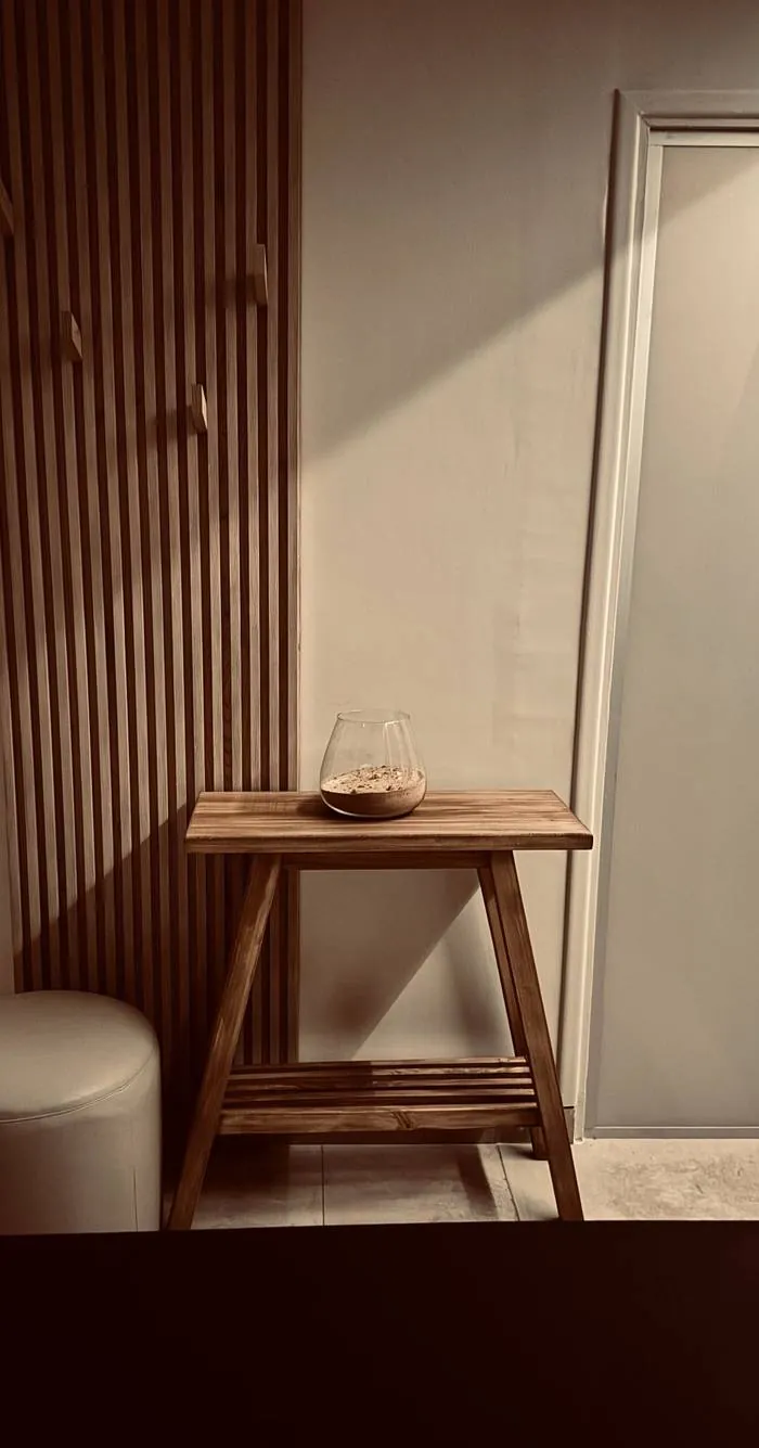 Mesa de madera artesanal en cabina de Spa Belgrano