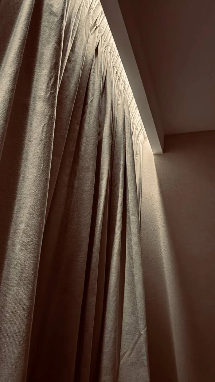 Cortina dramática con iluminación cálida en interior de Spa Belgrano