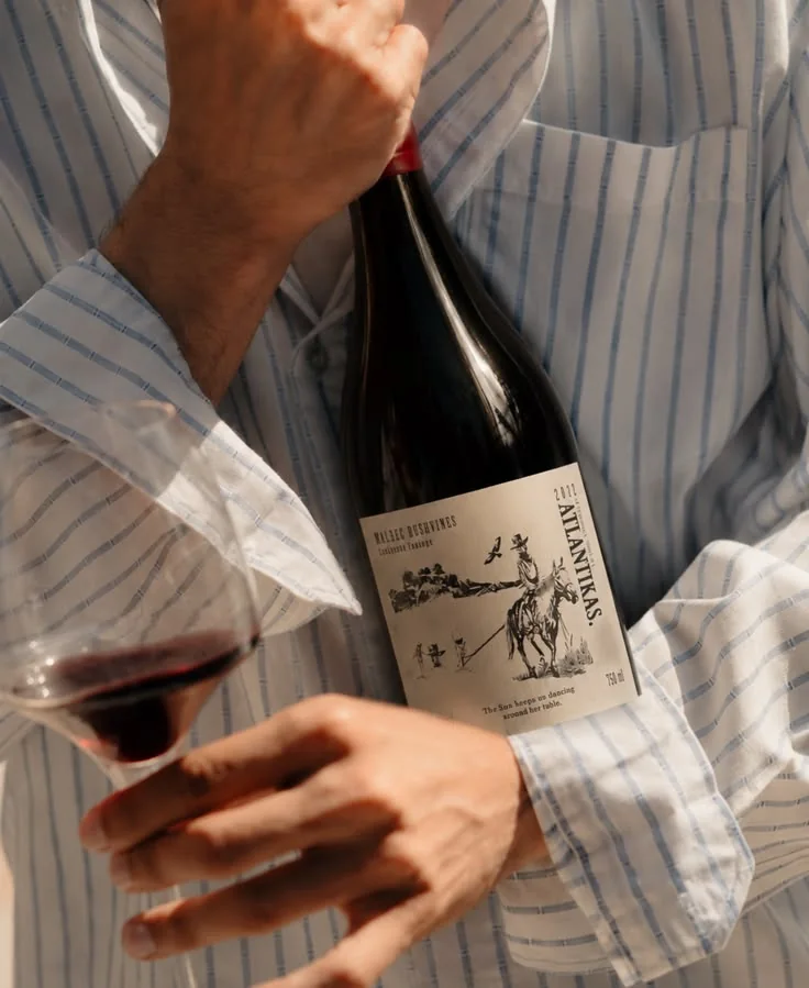 Botella de vino tinto y copa servida